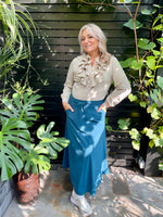 Load image into Gallery viewer, Volant blouse beige

