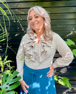 Load image into Gallery viewer, Volant blouse beige
