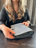 Load image into Gallery viewer, T-Book jeans blue
